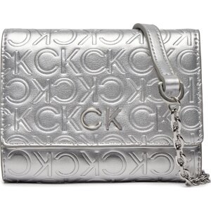 Kabelka Calvin Klein Re-Lock Trifold Md W/Chain_Emb K60K611383 Silver Emb/Deb PE6